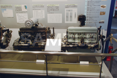 A型エンジン（左）とシボレーのエンジン