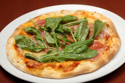 【ピザ】生ハムとルッコラのトマトソースピザ