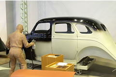 AA型乗用車のボデー上塗り塗装作業